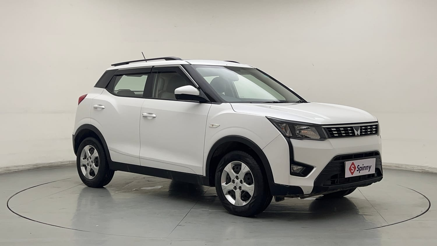 Used 2023 Mahindra XUV 300 W6 1.2 Petrol Petrol Manual exterior RIGHT FRONT CORNER VIEW
