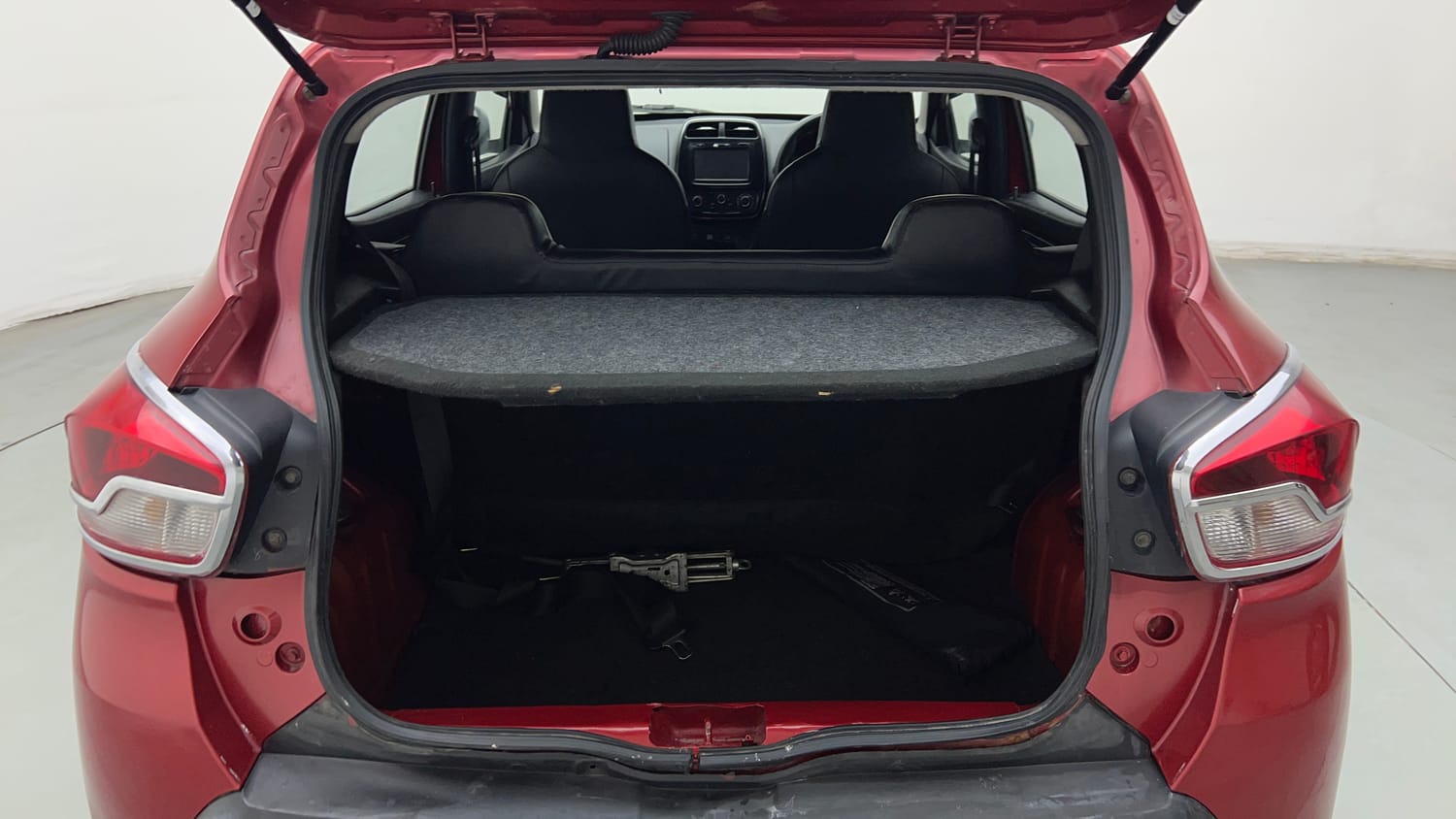 Used 2018 Renault Kwid 1.0 RXT Petrol Manual interior DICKY INSIDE VIEW