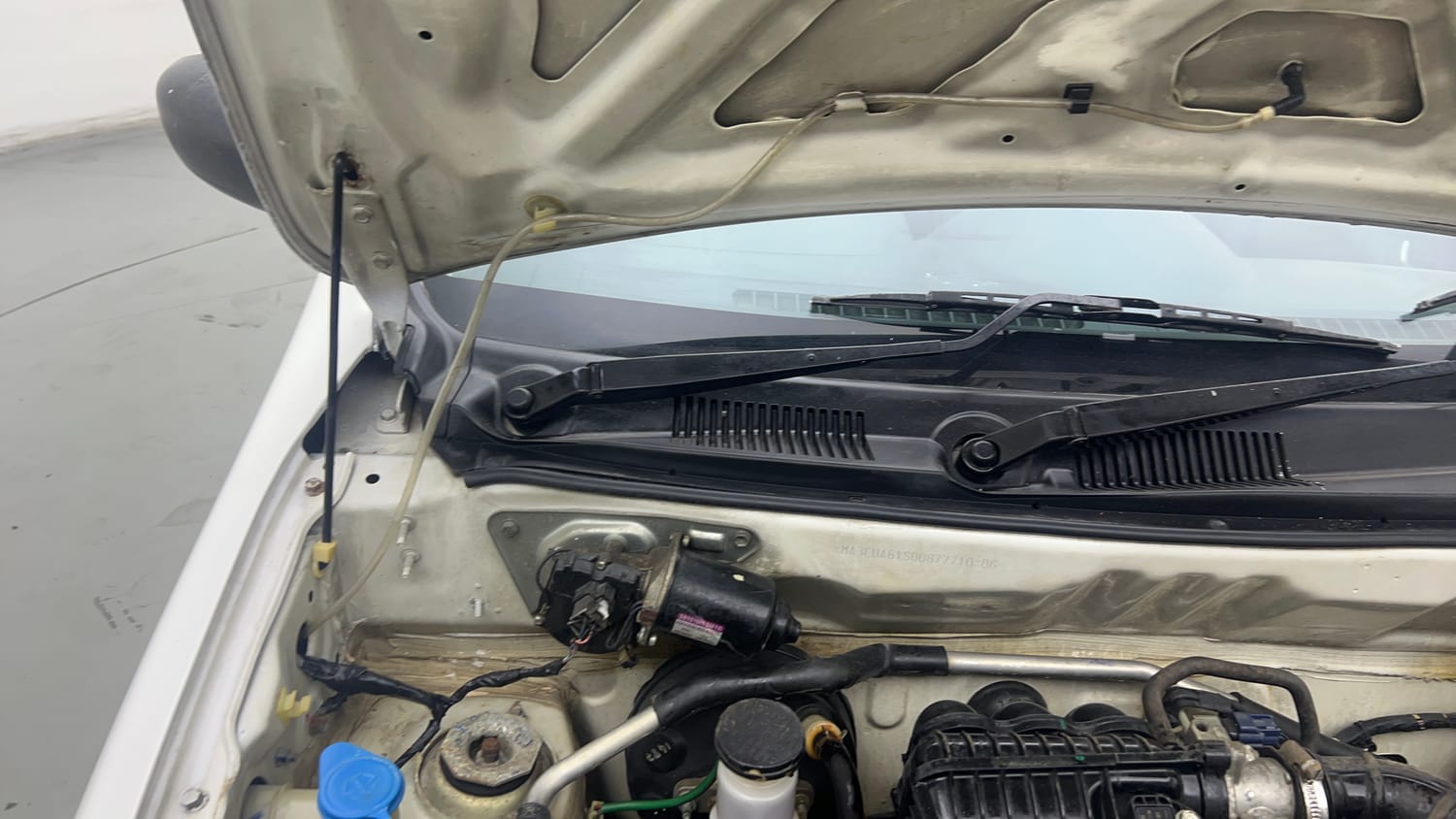Used 2016 Maruti Suzuki Alto 800 LXi Petrol Manual engine ENGINE RIGHT SIDE HINGE & APRON VIEW