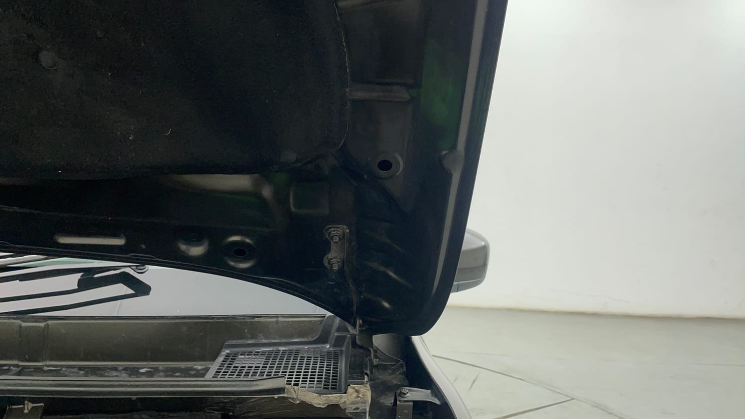 Used 2017 Renault Kwid RXT (O) 1.0 SCE Edition Petrol Manual engine ENGINE LEFT SIDE HINGE & APRON VIEW