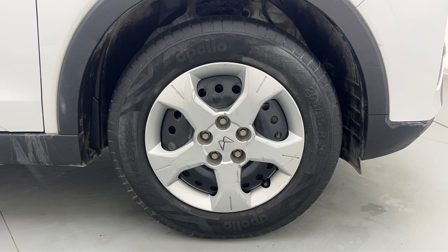 Used 2023 Mahindra XUV 300 W6 1.2 Petrol Petrol Manual tyres RIGHT FRONT TYRE RIM VIEW