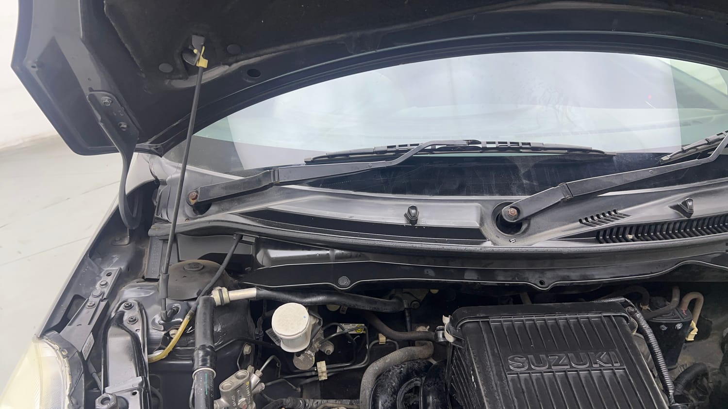 Used 2016 Maruti Suzuki Swift VXi Petrol Manual engine ENGINE RIGHT SIDE HINGE & APRON VIEW