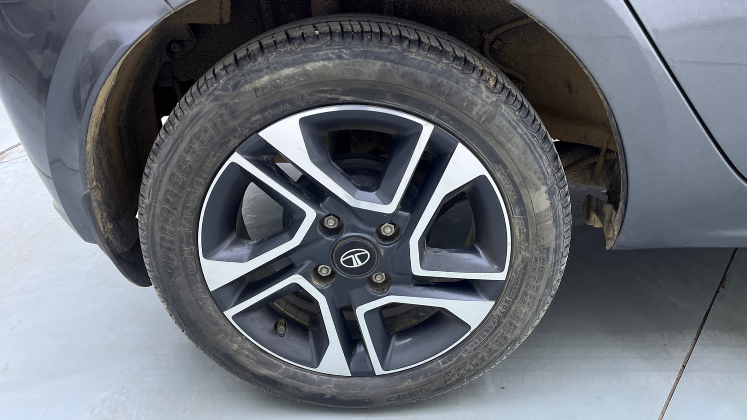 Used 2024 Tata Tiago XZA Plus Petrol Automatic tyres RIGHT REAR TYRE RIM VIEW