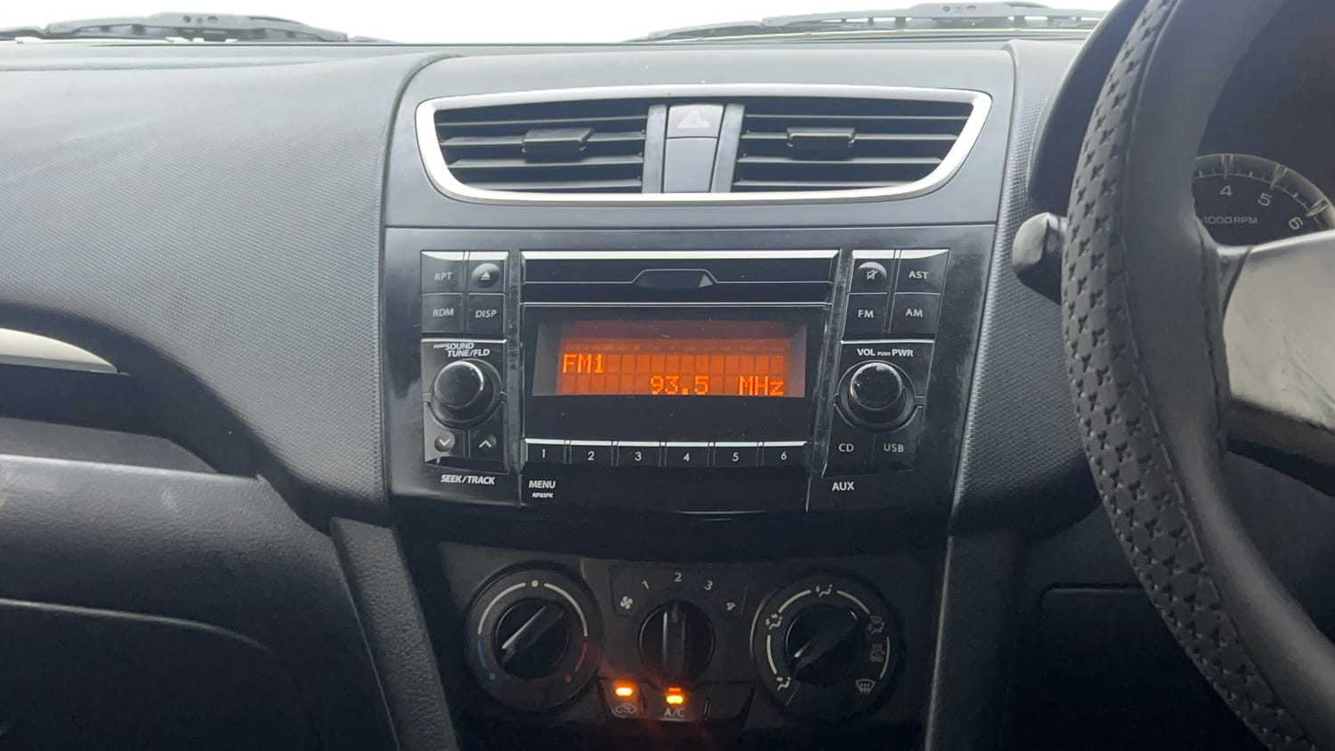 Used 2016 Maruti Suzuki Swift VXi Petrol Manual top_features Integrated (in-dash) music system