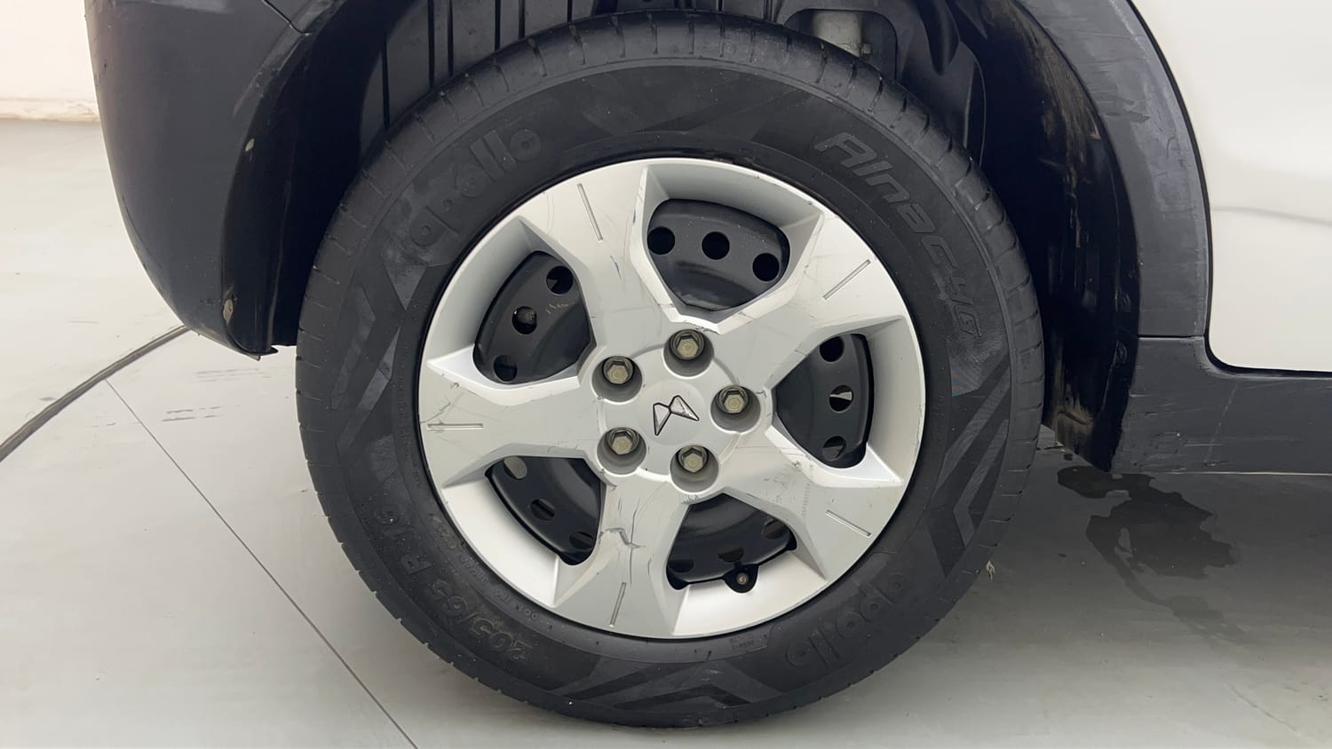 Used 2023 Mahindra XUV 300 W6 1.2 Petrol Petrol Manual tyres RIGHT REAR TYRE RIM VIEW
