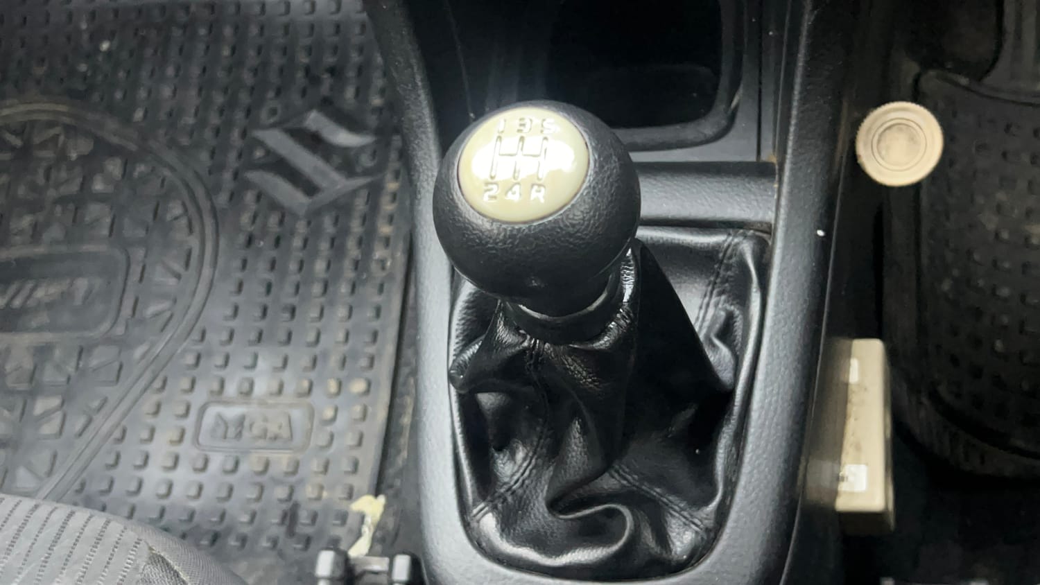 Used 2016 Maruti Suzuki Swift VXi Petrol Manual interior GEAR  KNOB VIEW