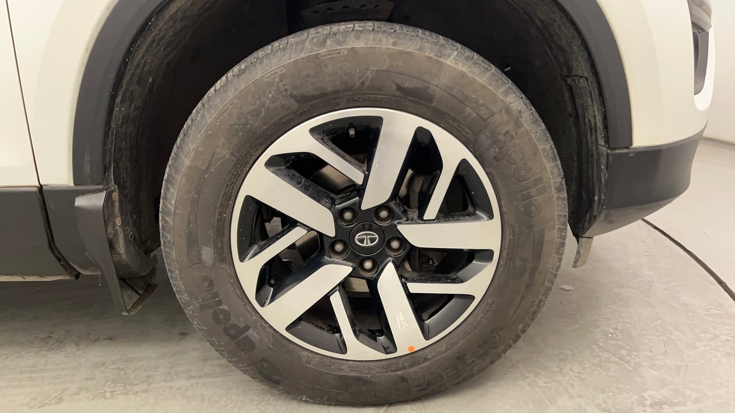 Used 2022 Tata Harrier XZ Plus Diesel Manual tyres RIGHT FRONT TYRE RIM VIEW