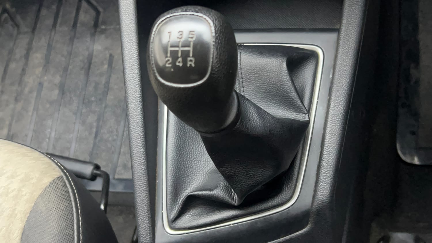Used 2018 Hyundai Elite i20 Magna Executive 1.2 Petrol Manual interior GEAR  KNOB VIEW
