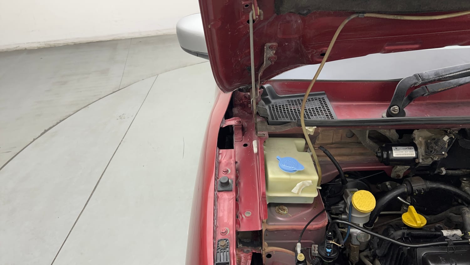 Used 2018 Renault Kwid 1.0 RXT Petrol Manual engine ENGINE RIGHT SIDE HINGE & APRON VIEW