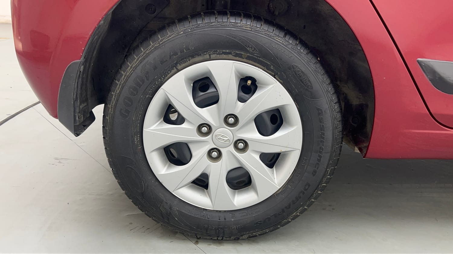 Used 2018 Hyundai Elite i20 Magna Executive 1.2 Petrol Manual tyres RIGHT REAR TYRE RIM VIEW