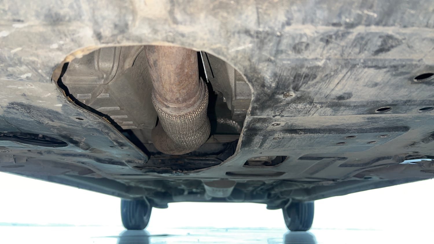 Used 2023 Mahindra XUV 300 W6 1.2 Petrol Petrol Manual extra FRONT LEFT UNDERBODY VIEW