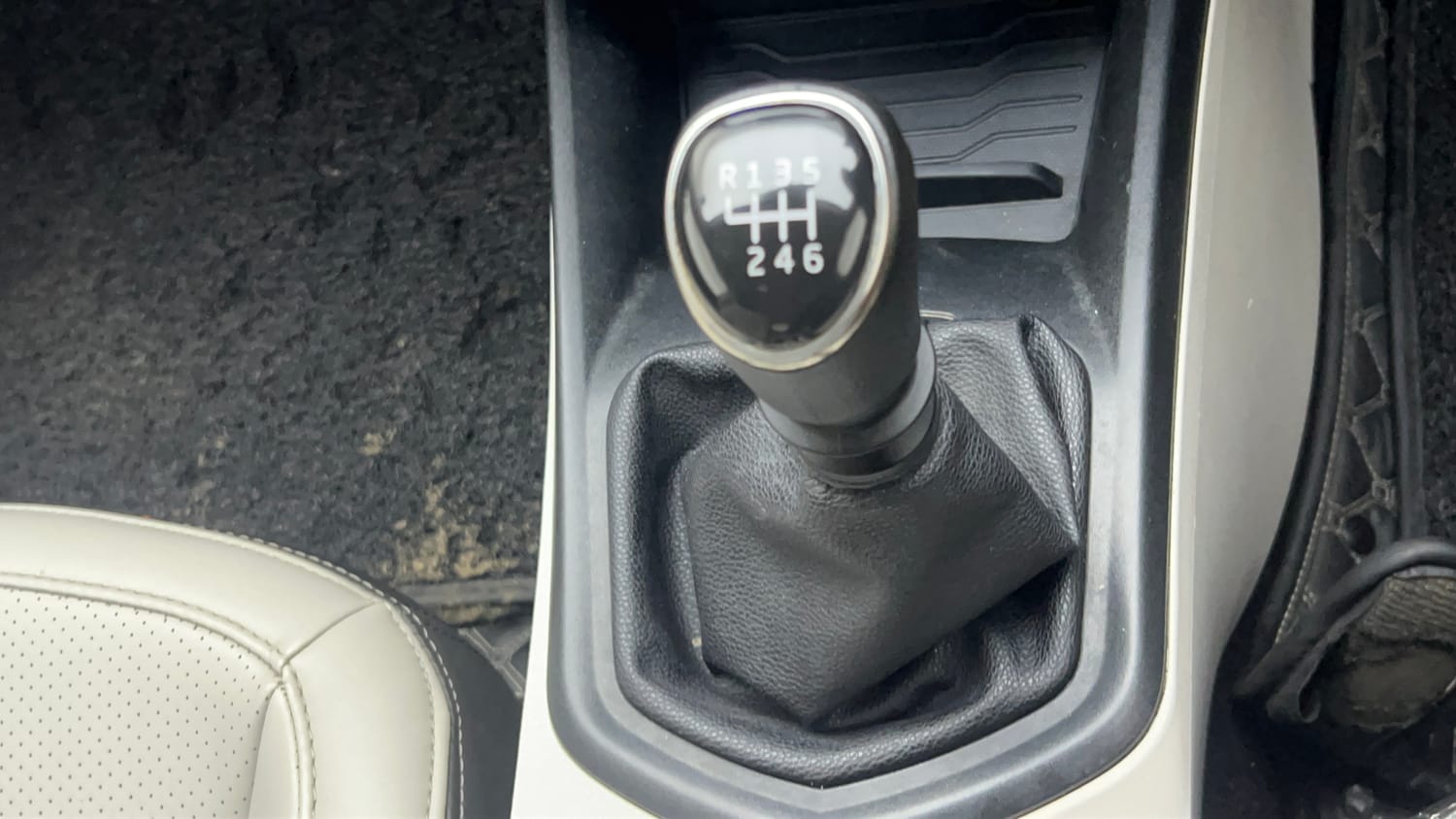 Used 2023 Mahindra XUV 300 W6 1.2 Petrol Petrol Manual interior GEAR  KNOB VIEW