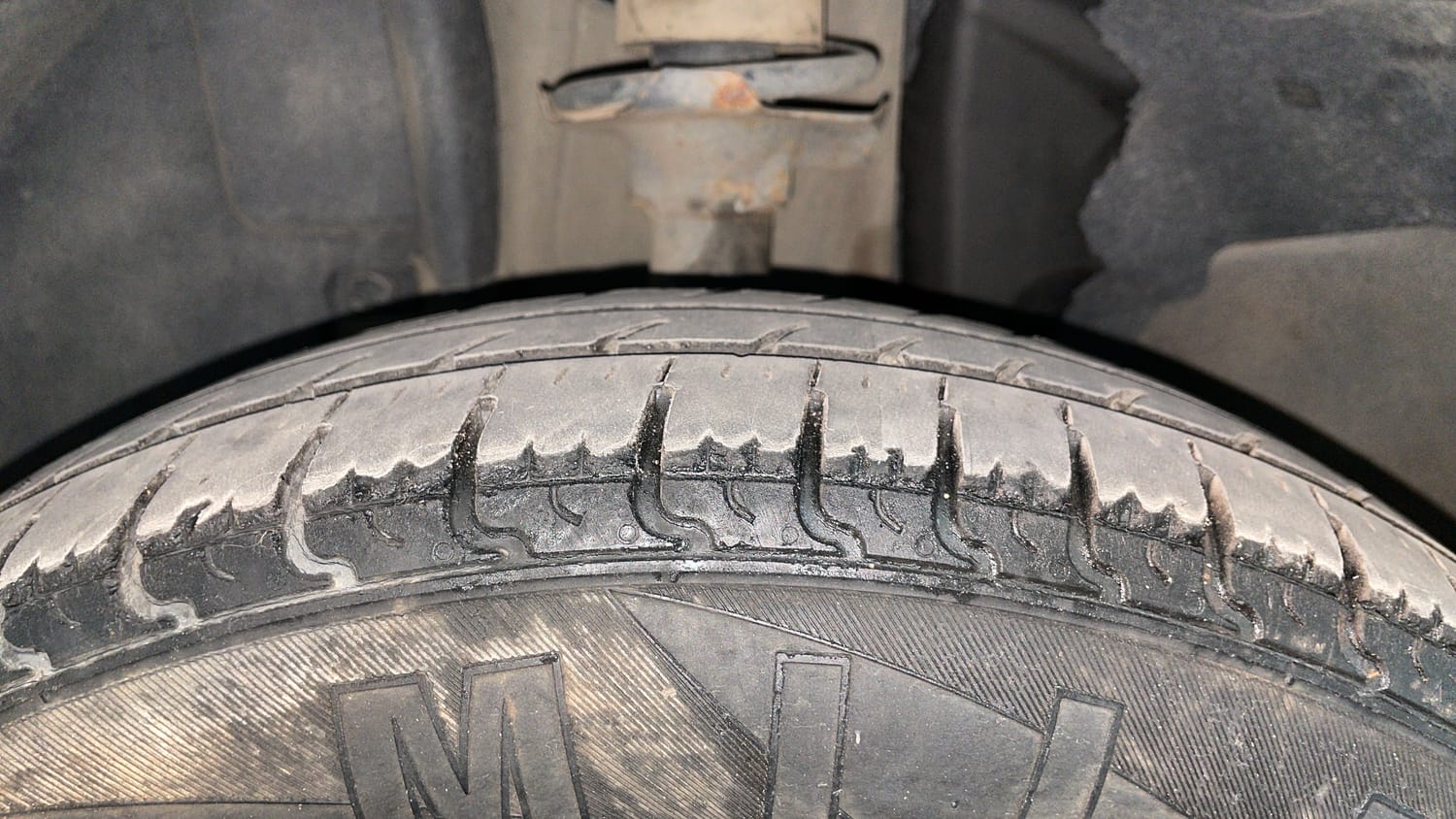 Used 2017 Renault Kwid RXT (O) 1.0 SCE Edition Petrol Manual tyres LEFT FRONT TYRE TREAD VIEW