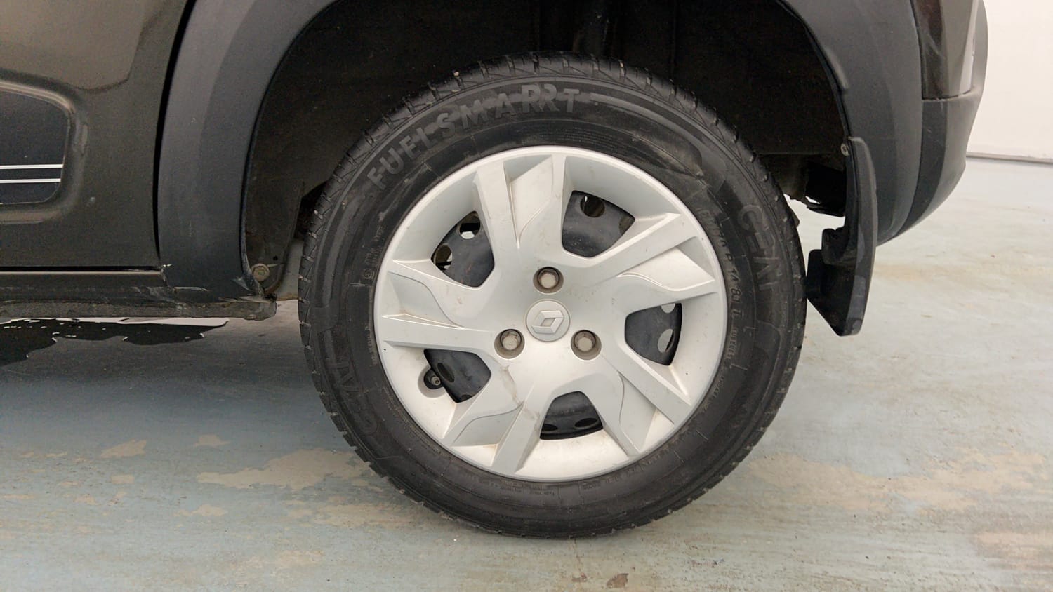 Used 2024 Renault Kwid RXT 1.0 Petrol Manual tyres LEFT REAR TYRE RIM VIEW