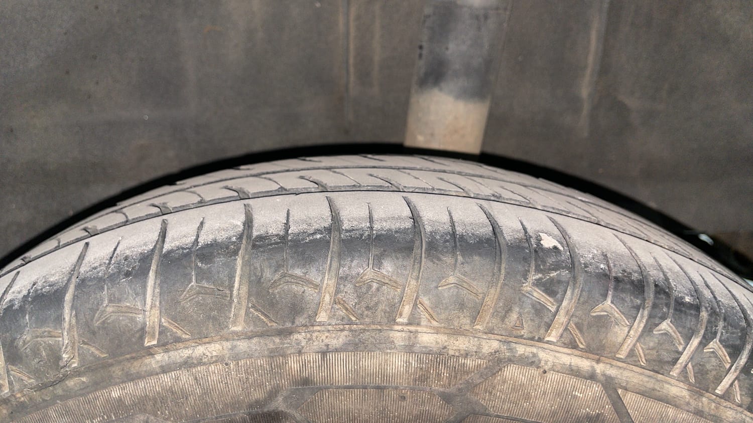 Used 2017 Renault Kwid RXT (O) 1.0 SCE Edition Petrol Manual tyres LEFT REAR TYRE TREAD VIEW
