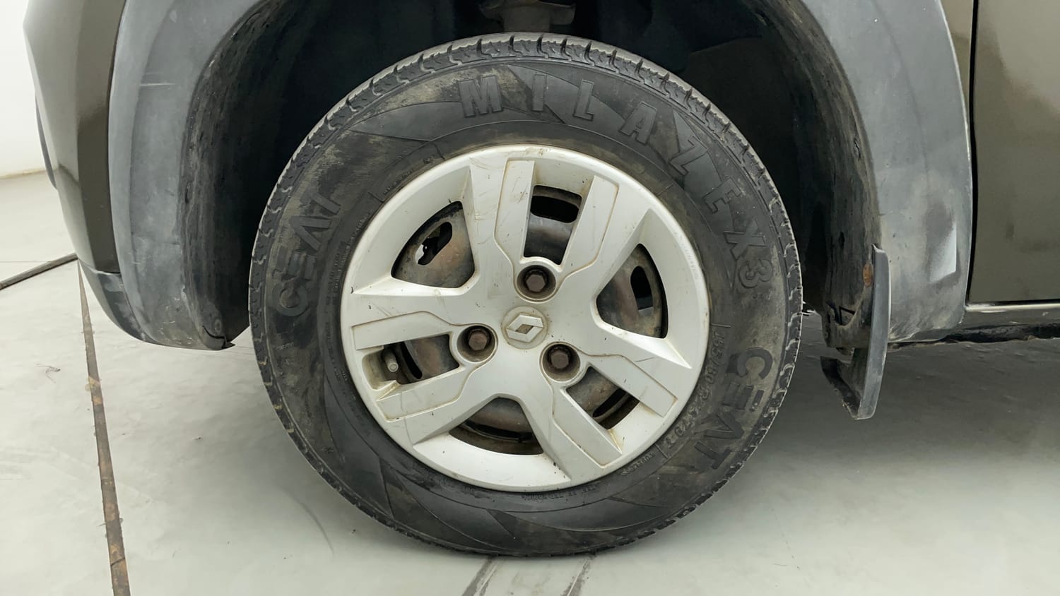 Used 2017 Renault Kwid RXT (O) 1.0 SCE Edition Petrol Manual tyres LEFT FRONT TYRE RIM VIEW
