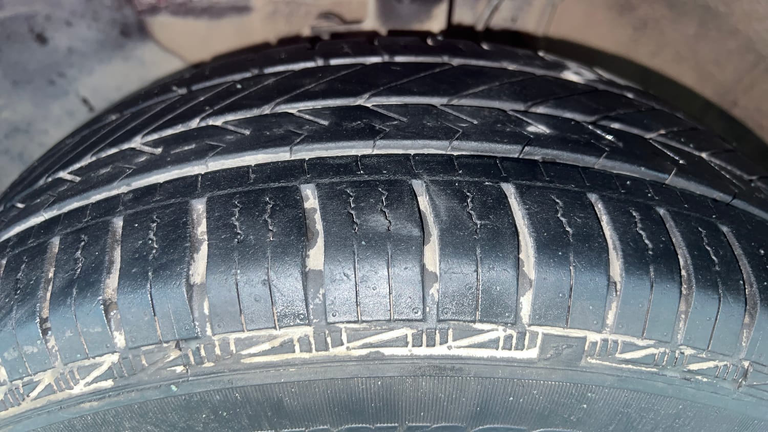 Used 2018 Hyundai Elite i20 Magna Executive 1.2 Petrol Manual tyres LEFT FRONT TYRE TREAD VIEW