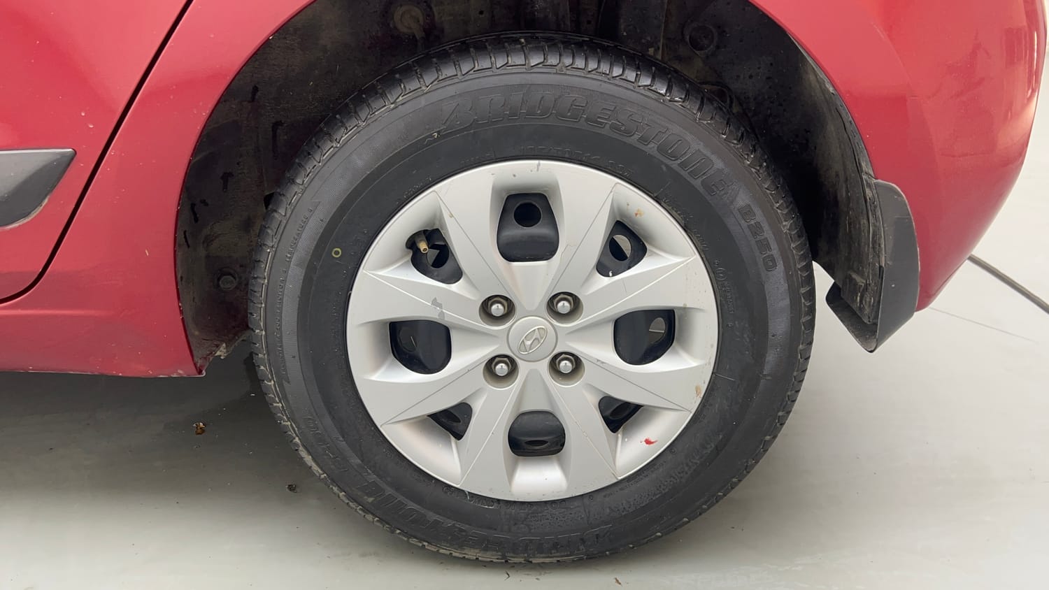 Used 2018 Hyundai Elite i20 Magna Executive 1.2 Petrol Manual tyres LEFT REAR TYRE RIM VIEW