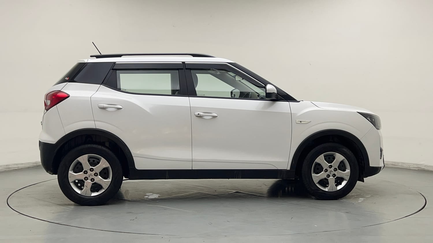 Used 2023 Mahindra XUV 300 W6 1.2 Petrol Petrol Manual exterior RIGHT SIDE VIEW