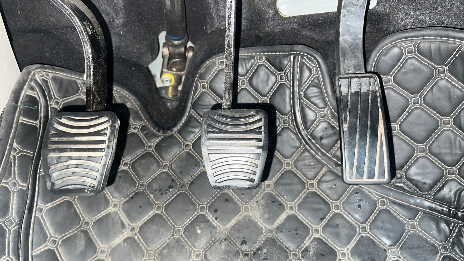 Used 2023 Mahindra XUV 300 W6 1.2 Petrol Petrol Manual interior PEDALS VIEW