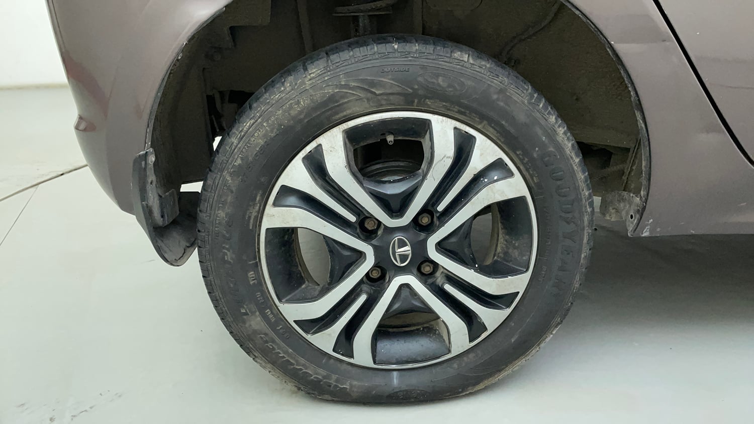 Used 2019 Tata Tiago Revotron XZA Petrol Automatic tyres RIGHT REAR TYRE RIM VIEW