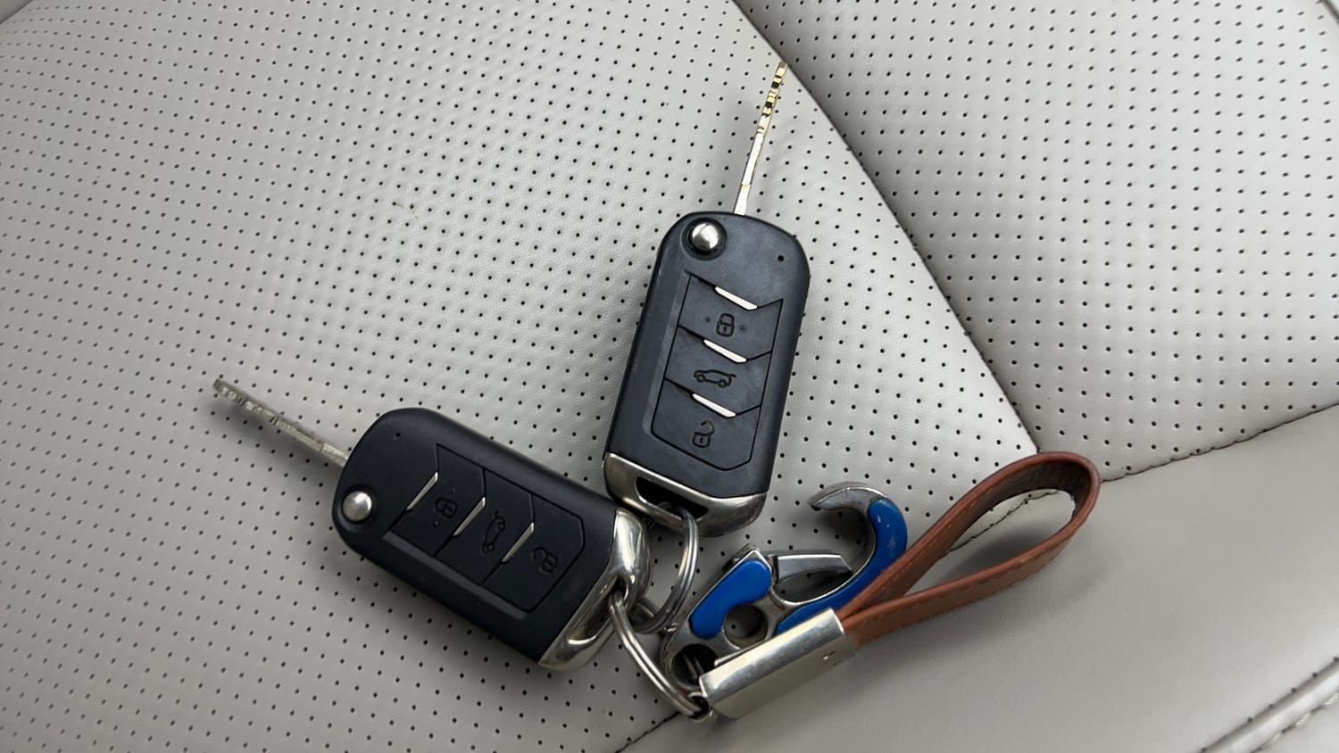 Used 2023 Mahindra XUV 300 W6 1.2 Petrol Petrol Manual extra CAR KEY VIEW