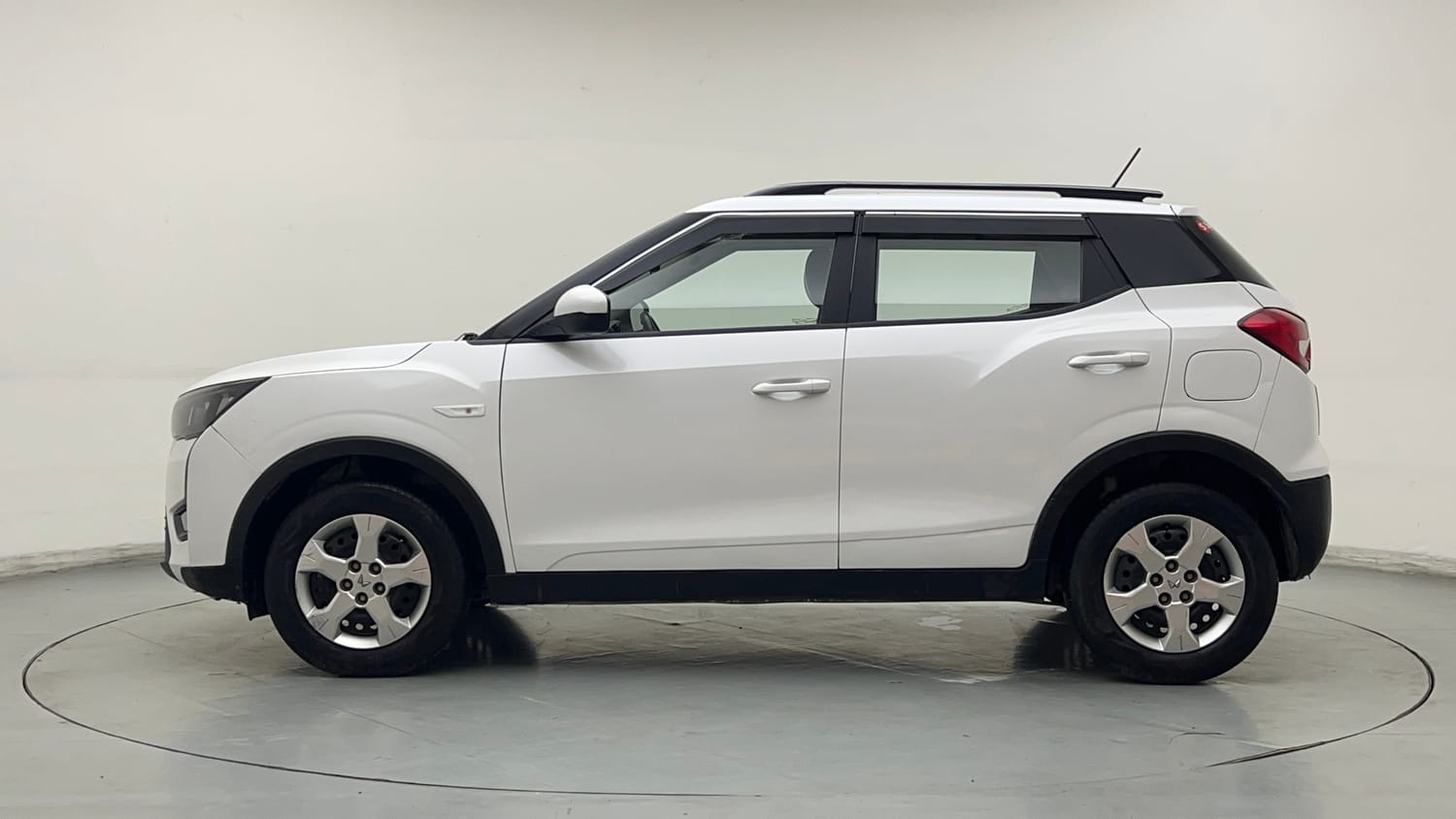 Used 2023 Mahindra XUV 300 W6 1.2 Petrol Petrol Manual exterior LEFT SIDE VIEW