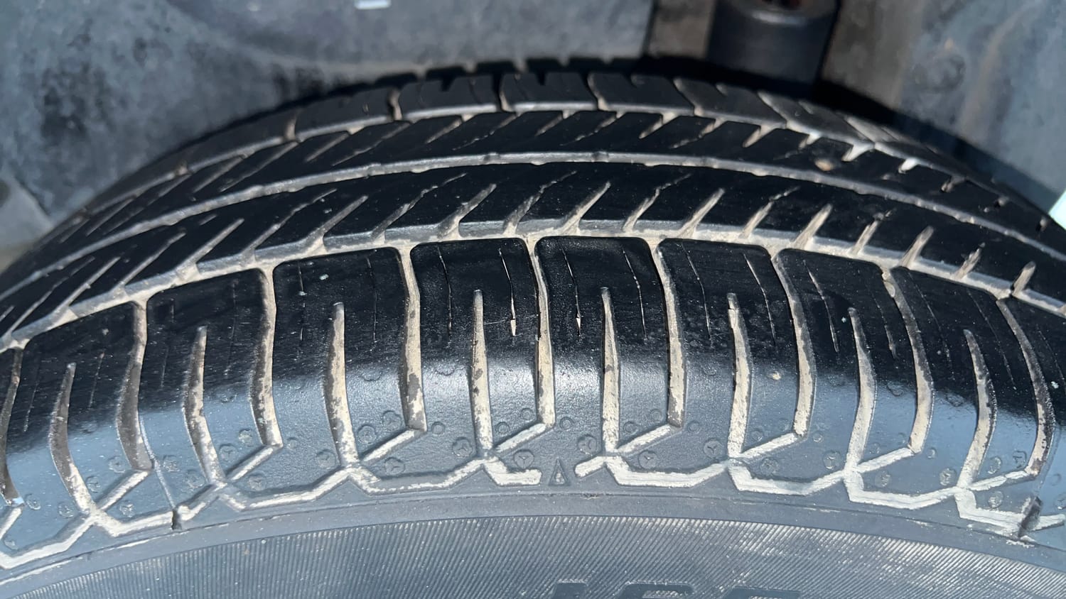 Used 2014 Maruti Suzuki Swift Dzire VXI Petrol Manual tyres LEFT REAR TYRE TREAD VIEW