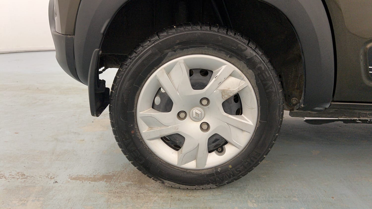 Used 2024 Renault Kwid RXT 1.0 Petrol Manual tyres RIGHT REAR TYRE RIM VIEW