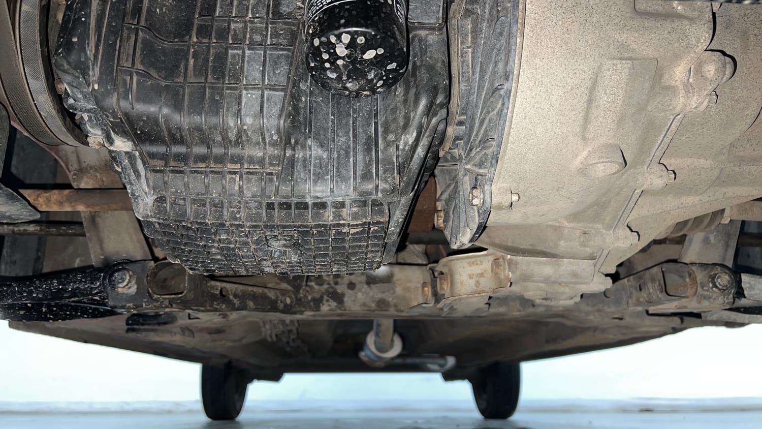 Used 2018 Renault Kwid 1.0 RXT Petrol Manual extra FRONT LEFT UNDERBODY VIEW