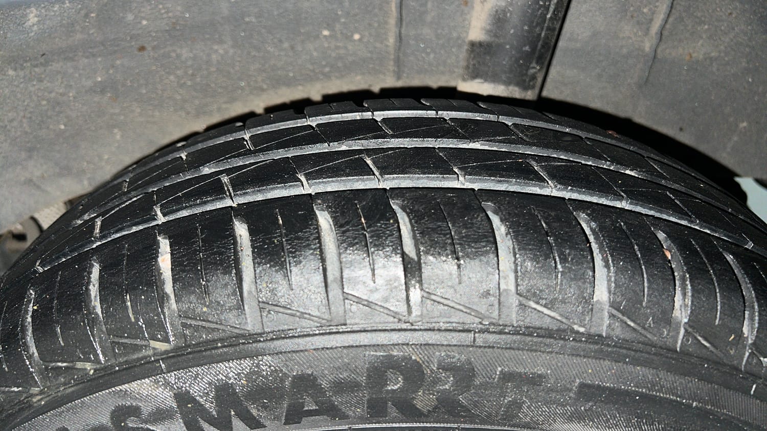 Used 2024 Renault Kwid RXT 1.0 Petrol Manual tyres LEFT REAR TYRE TREAD VIEW