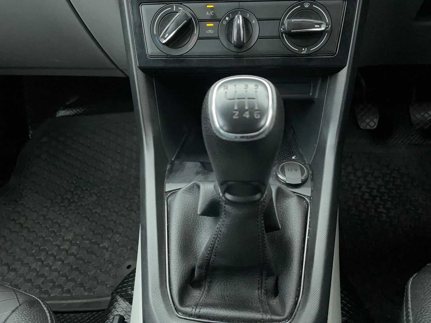 Used 2024 Skoda Kushaq Active 1.0 TSI MT Petrol Manual interior GEAR  KNOB VIEW