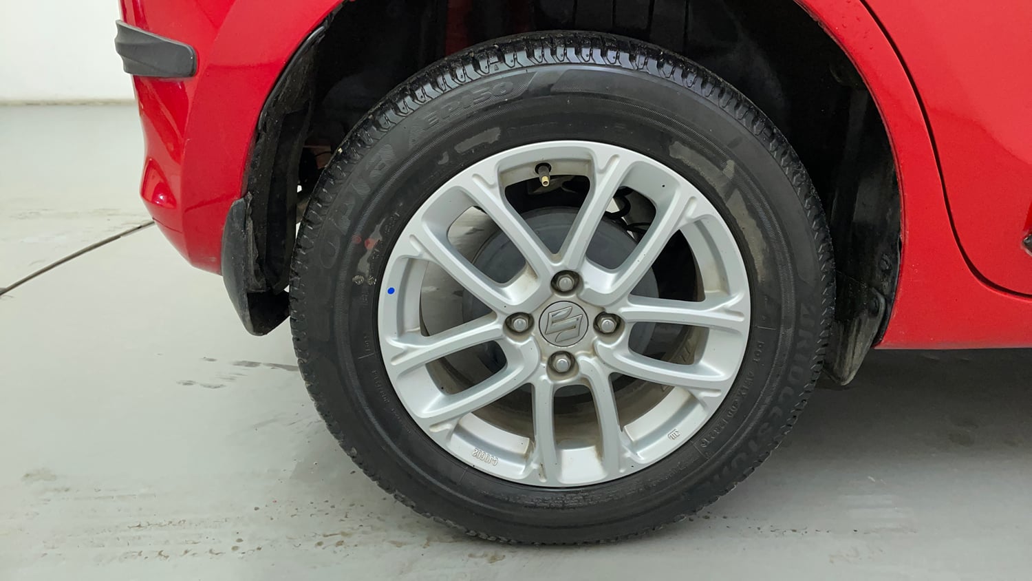 Used 2022 Maruti Suzuki Swift ZXi AMT Petrol Automatic tyres RIGHT REAR TYRE RIM VIEW