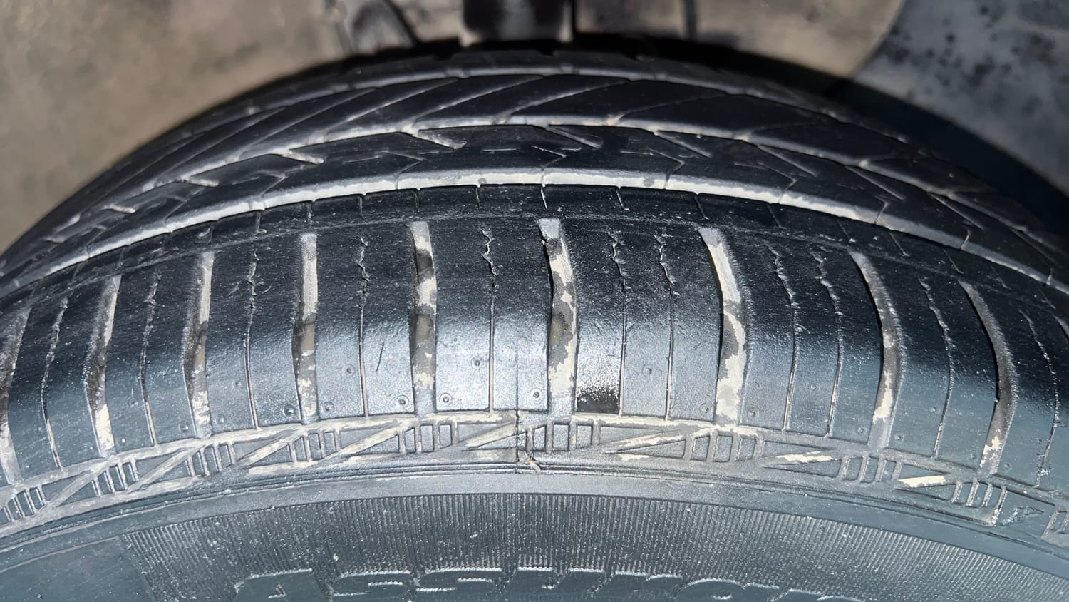 Used 2018 Hyundai Elite i20 Magna Executive 1.2 Petrol Manual tyres RIGHT FRONT TYRE TREAD VIEW