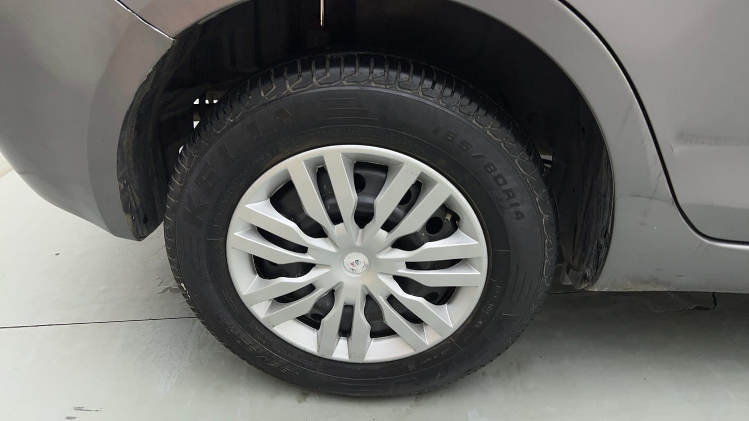 Used 2014 Maruti Suzuki Swift Dzire VXI Petrol Manual tyres RIGHT REAR TYRE RIM VIEW