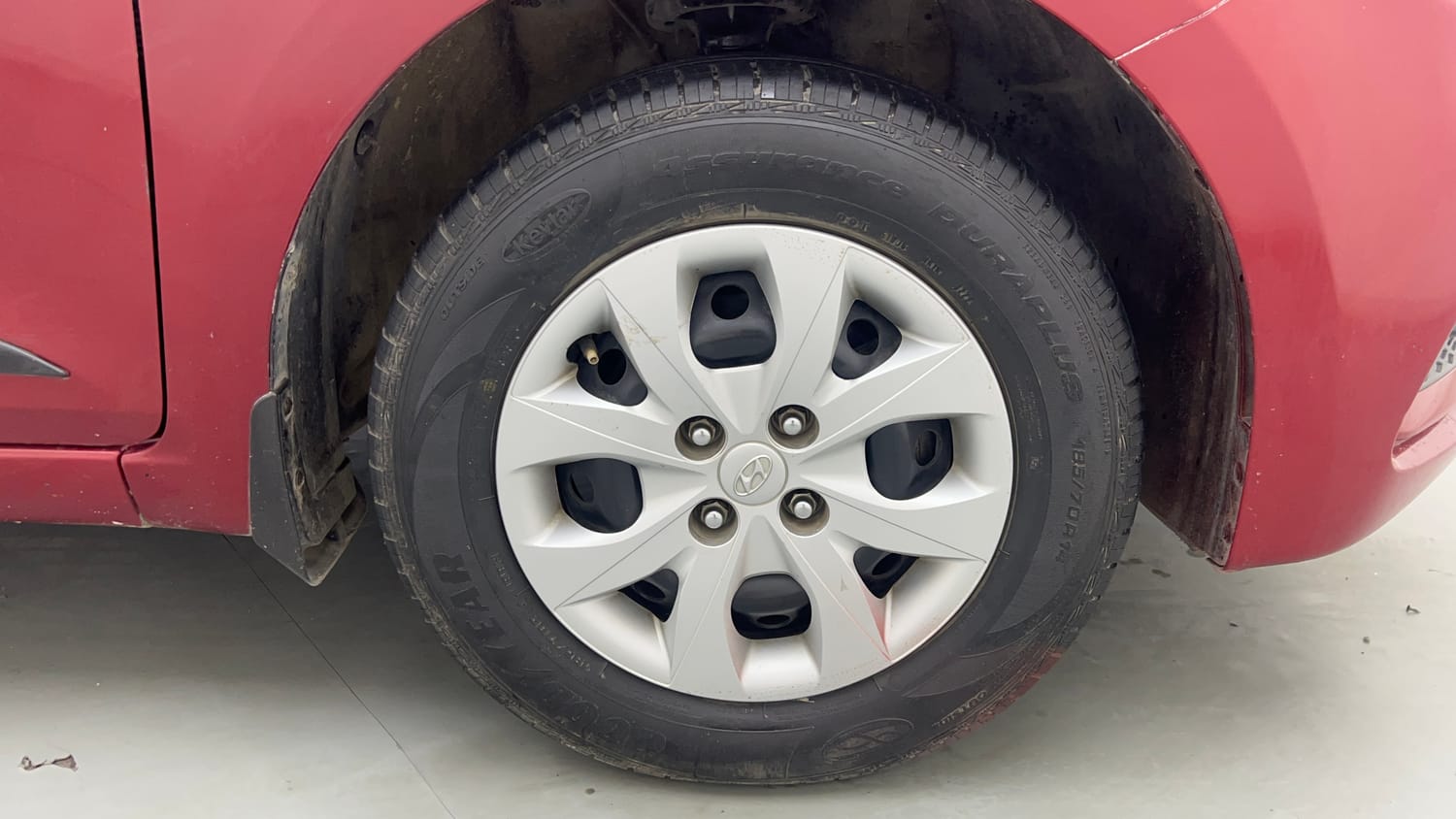 Used 2018 Hyundai Elite i20 Magna Executive 1.2 Petrol Manual tyres RIGHT FRONT TYRE RIM VIEW