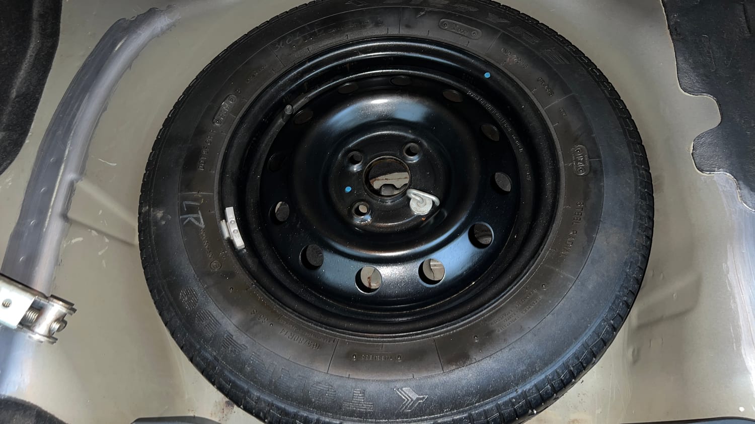 Used 2014 Maruti Suzuki Swift Dzire VXI Petrol Manual tyres SPARE TYRE VIEW