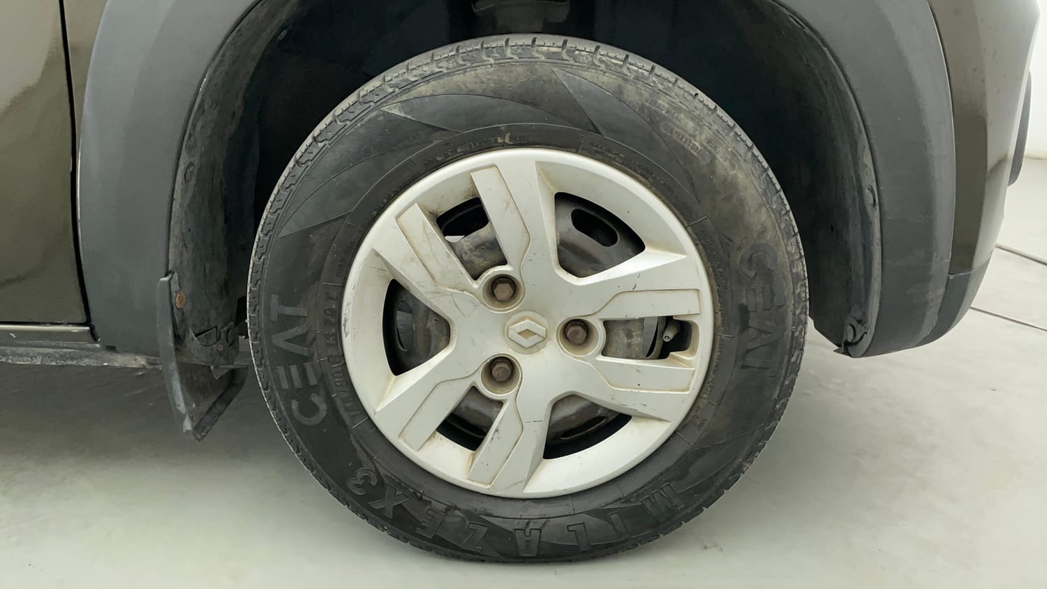 Used 2017 Renault Kwid RXT (O) 1.0 SCE Edition Petrol Manual tyres RIGHT FRONT TYRE RIM VIEW