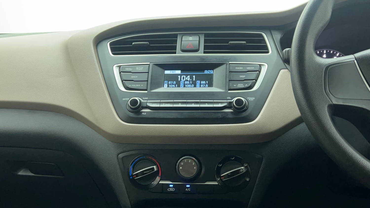 Used 2018 Hyundai Elite i20 Magna Executive 1.2 Petrol Manual top_features Integrated (in-dash) music system