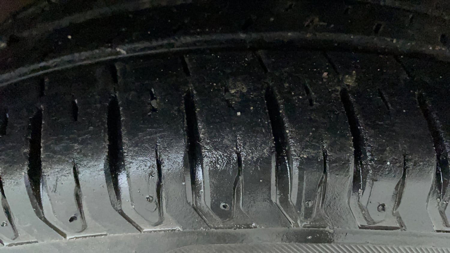 Used 2022 Maruti Suzuki Swift ZXi AMT Petrol Automatic tyres RIGHT FRONT TYRE TREAD VIEW