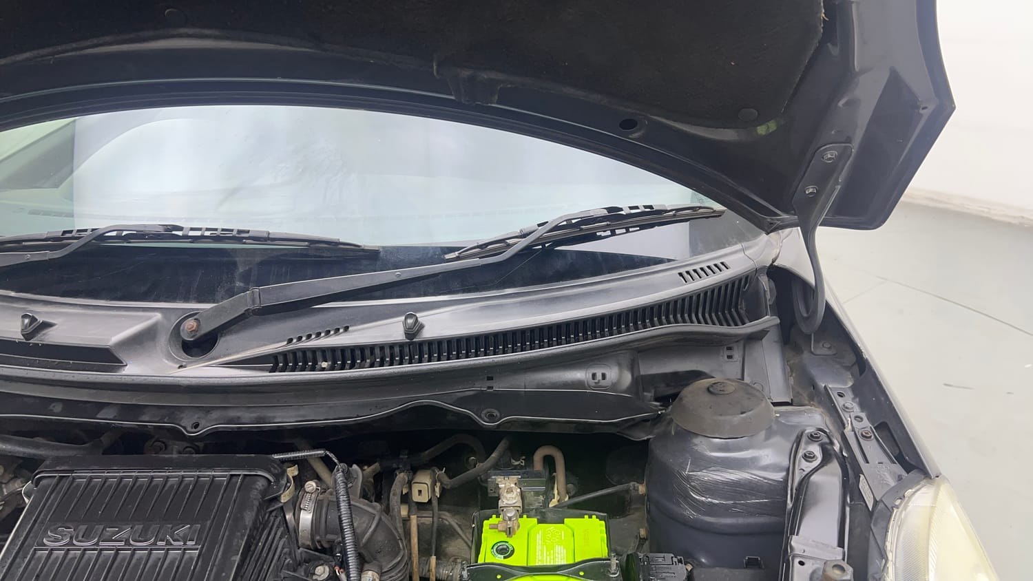 Used 2016 Maruti Suzuki Swift VXi Petrol Manual engine ENGINE LEFT SIDE HINGE & APRON VIEW