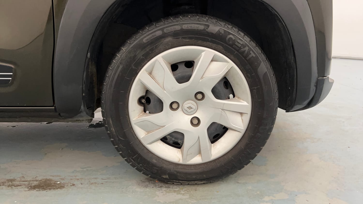 Used 2024 Renault Kwid RXT 1.0 Petrol Manual tyres RIGHT FRONT TYRE RIM VIEW