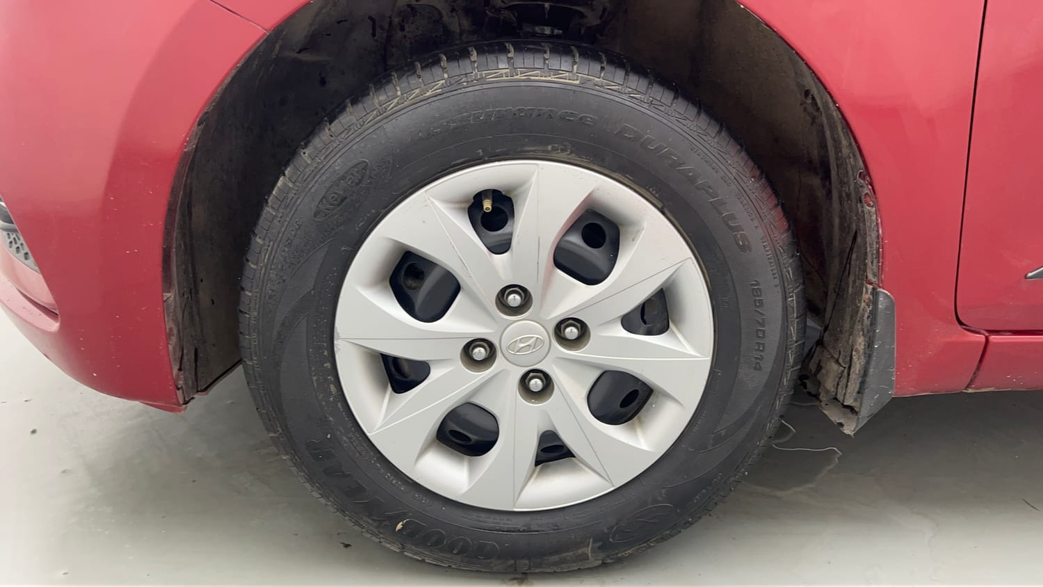 Used 2018 Hyundai Elite i20 Magna Executive 1.2 Petrol Manual tyres LEFT FRONT TYRE RIM VIEW