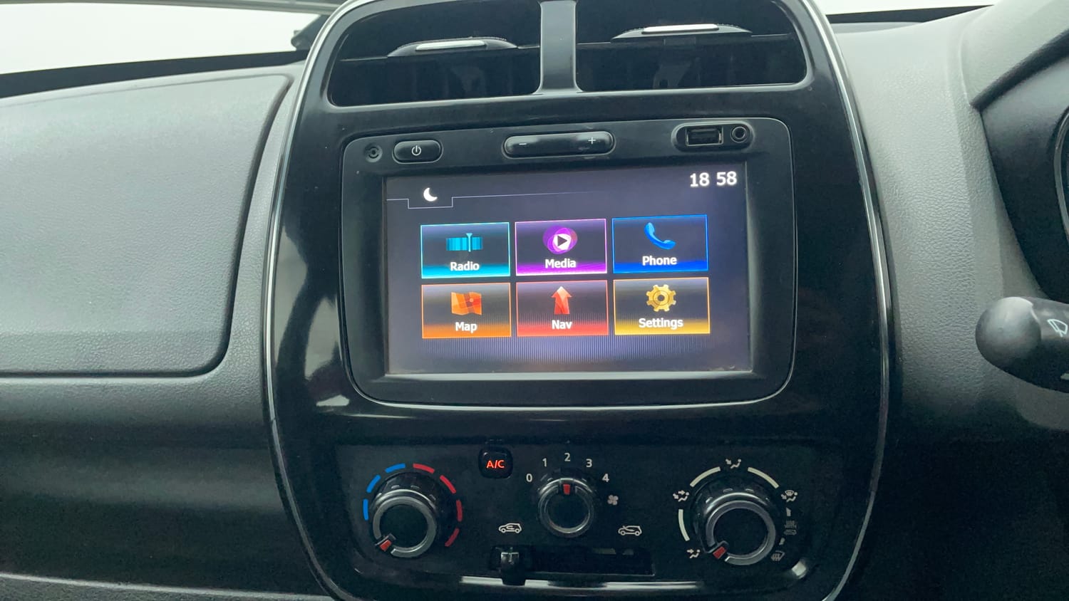 Used 2017 Renault Kwid RXT (O) 1.0 SCE Edition Petrol Manual interior MUSIC SYSTEM & AC CONTROL VIEW