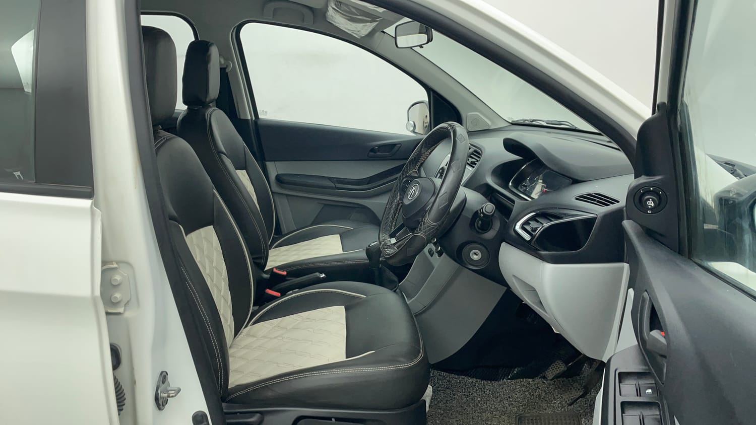 Used 2022 Tata Tiago XZ Petrol Manual interior RIGHT SIDE FRONT DOOR CABIN VIEW