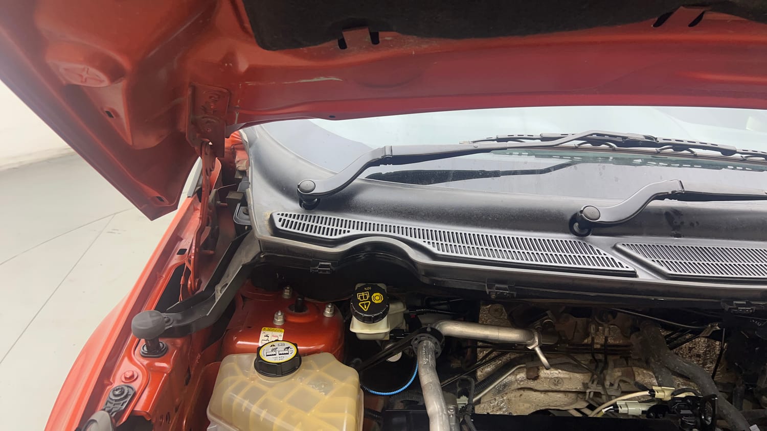 Used 2014 Ford EcoSport Titanium 1.5 Ti-VCT Petrol Manual engine ENGINE RIGHT SIDE HINGE & APRON VIEW