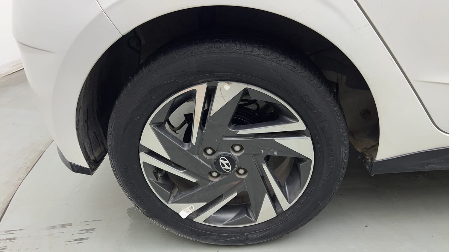 Used 2023 Hyundai i20 Asta (O) 1.2 IVT Petrol Automatic tyres RIGHT REAR TYRE RIM VIEW