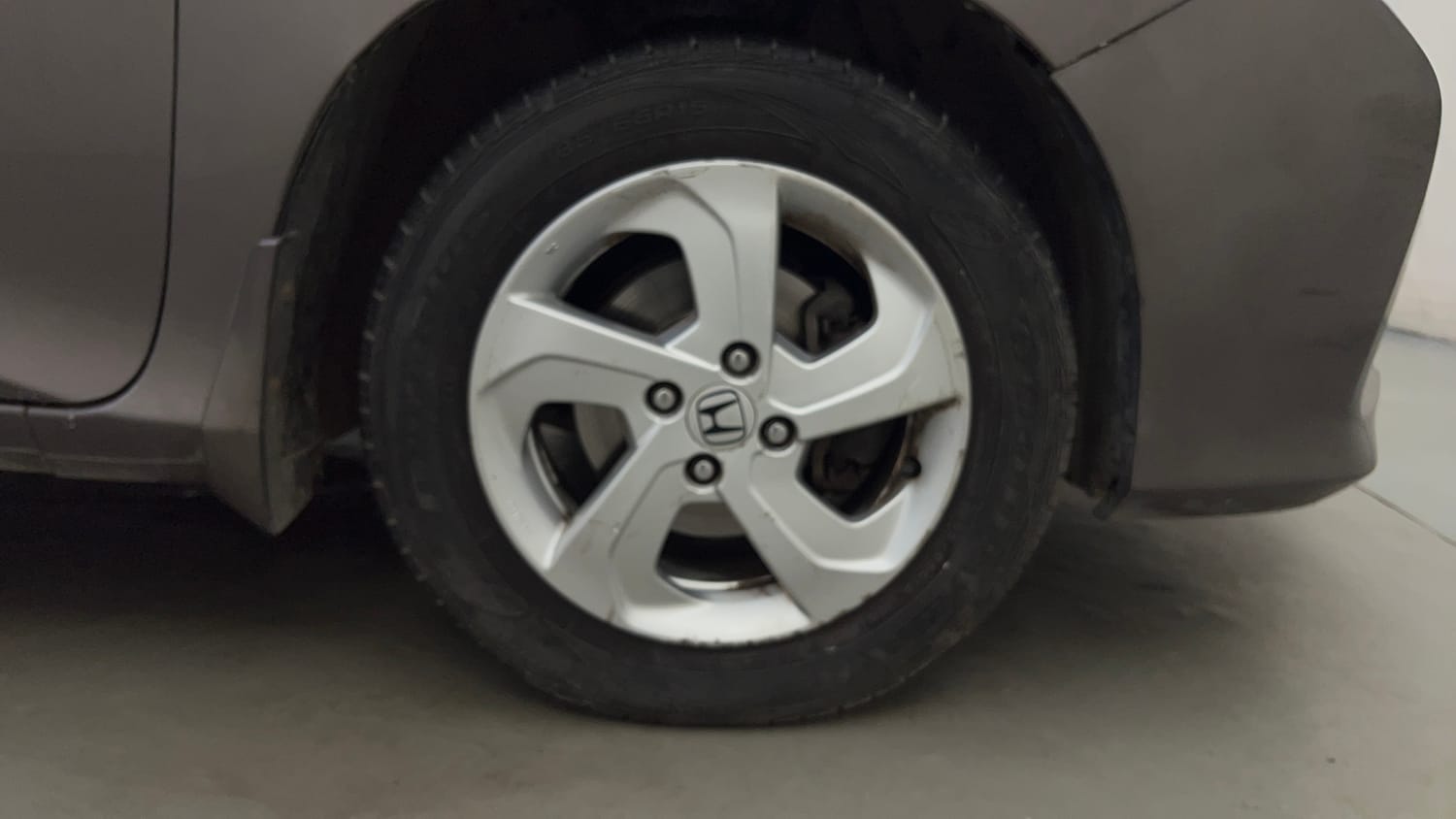Used 2015 Honda City V Petrol Manual tyres RIGHT FRONT TYRE RIM VIEW