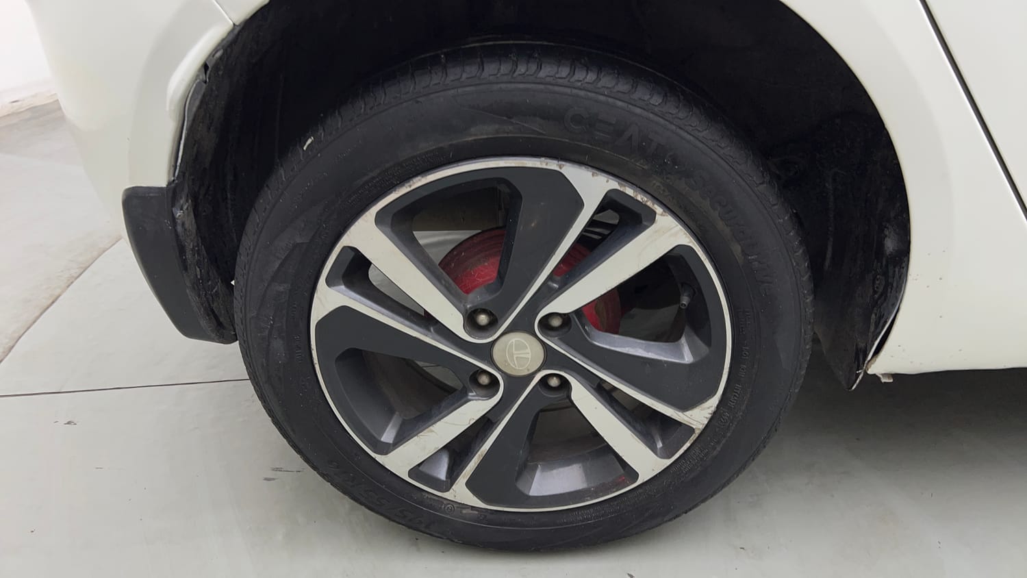 Used 2022 Tata Altroz XZ Petrol Petrol Manual tyres RIGHT REAR TYRE RIM VIEW