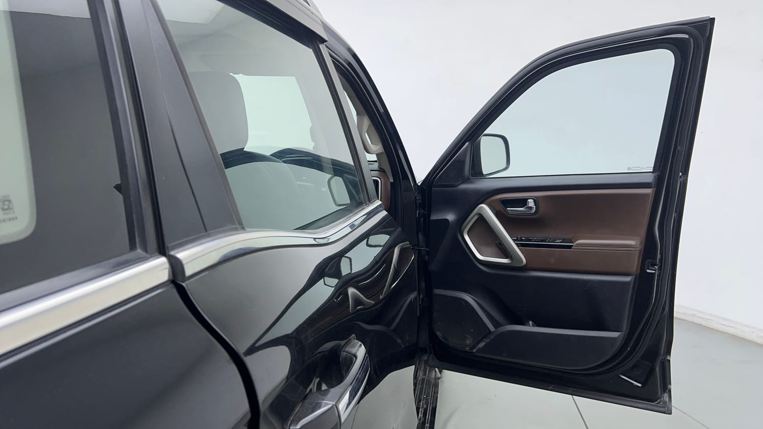 Used 2023 Mahindra Scorpio N Z8 L Petrol AT 7 STR Petrol Automatic interior RIGHT FRONT DOOR OPEN VIEW